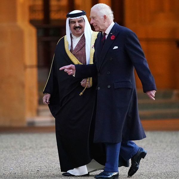 Král Charles chodí s králem Hamadem bin Isa Al Khalifa na hradu Windsor v listopadu 2024. Soubor Pic: AP
