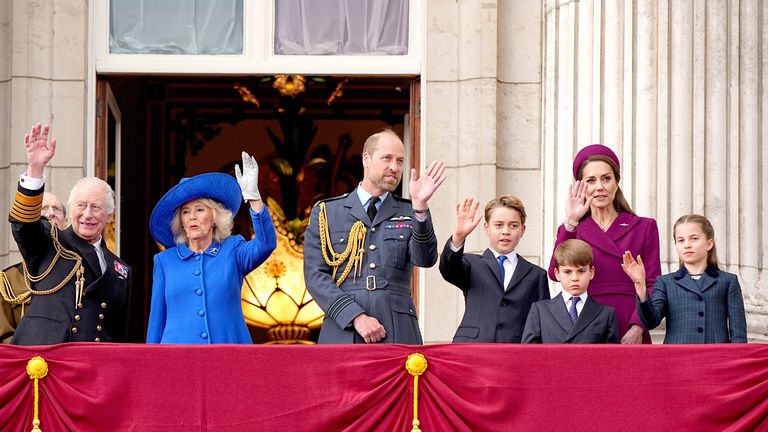Král Charles, královna Camilla, princ z Walesu, princ George, princ Louis, princezna z Walesu a princezna Charlotte na balkoně Buckinghamského paláce.  Pic: Pa