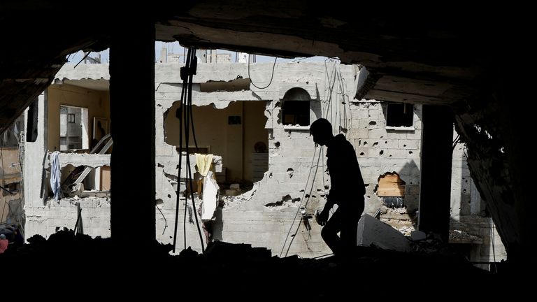 Palestinský muž kontroluje dům, kde byl palestinský novomanželský Hala Zaarab zabit v izraelském leteckém úderu v Khan Younis v Gaze.  Pic: Reuters