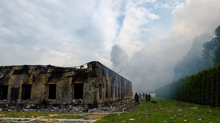 Hasiči v místě obchodních prostor zasažených dronem mimo Kyjev. Pic: Reuters