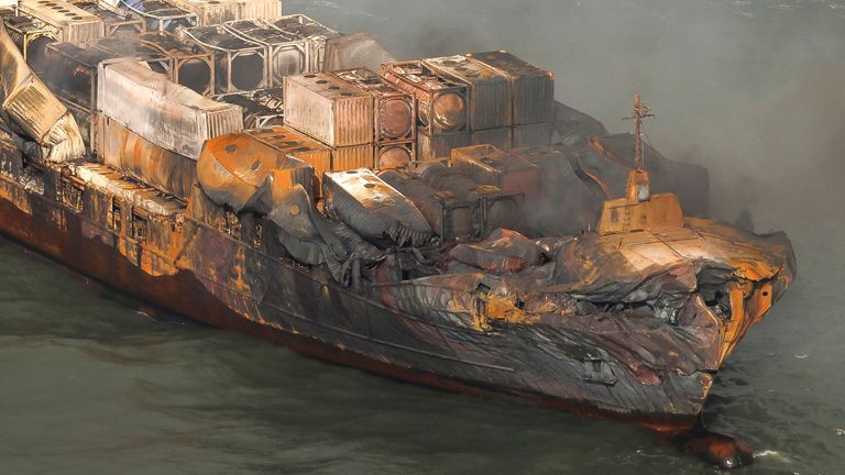 Kouřte včlenou z lodi nákladu MV Solong v Severním moři, u pobřeží Yorkshire, úterý 11. března 2025, Anglie. (Dan Kitwood/Pool fotka přes AP)