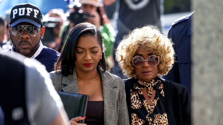 Janice Combs, matka Sean Combs, procházky, první den v soudním řízení se Seanem "Diddy" Combs o obchodování se sexem a poplatky za spiknutí za spiknutí u US Court na Manhattanu v New Yorku, USA, 12. května 2025. Reuters/Mike Segar ..