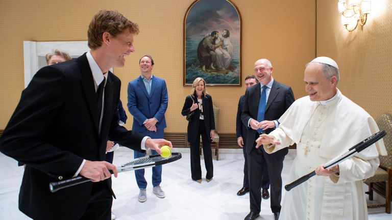 Jannik Sinner potká papež Leo XIV během soukromého publika ve Vatikánu.  Obrázek: Vatikánská média/agentura Reuters