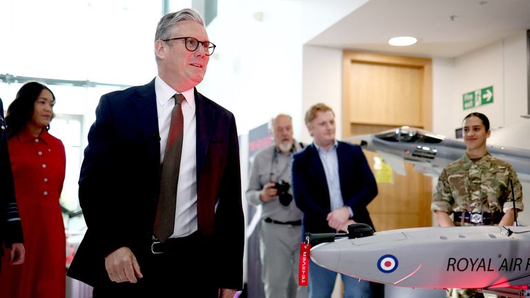 Keir Starmer dorazí na návštěvu dodavatele obrany v Bedfordshire.  Pic: Reuters