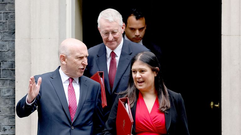 John Healey, Hilary Benn a Lisa Nandy odejdou po schůzce kabinetu v Downing Street.  Pic: Reuters