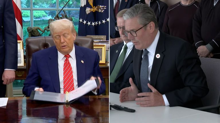 Uvnitř místnosti jako Trump a Starmer oznamují obchodní dohodu USA-UK