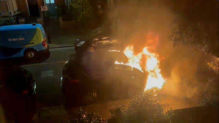 Policie tvrdí, že auto spojené se sirem Keirem Starmerem bylo také vypáleno na stejné ulici jako jeho městský dům v Kentish.