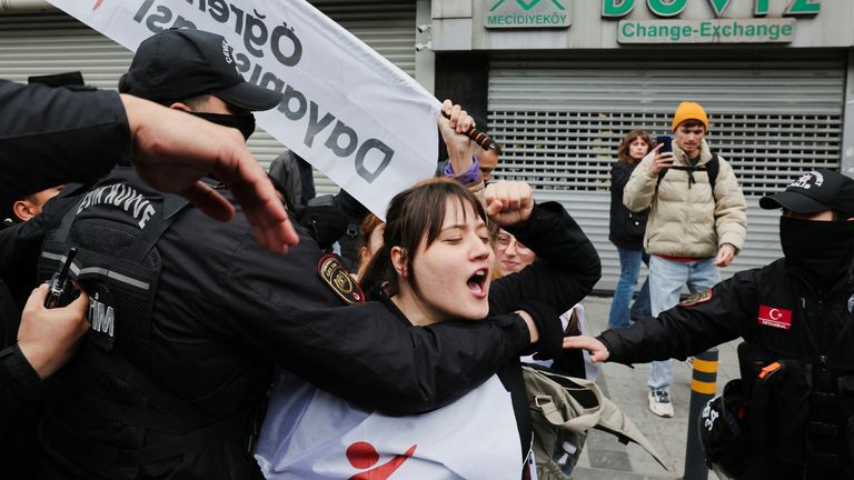 Demonstranti skáče s Riot Police, když se pokoušejí vzdorovat zákazu a pochodovat na náměstí Taksim na oslavu květnového dne v Turecku Istanbul.  Pic: Reuters