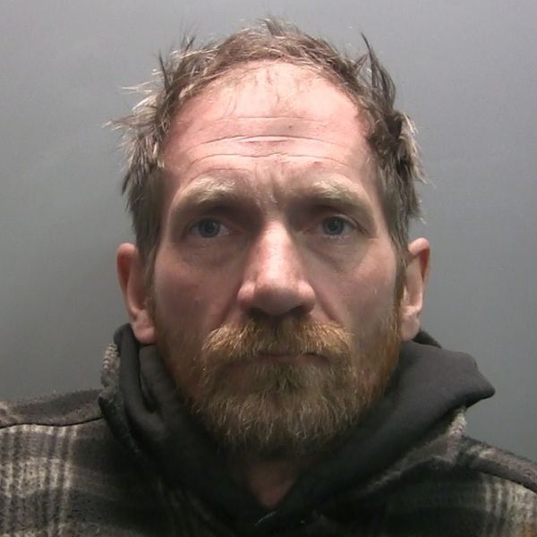 Nedatovaná letáková fotografie vydaná policií Northumbria z Daniela Grahama. 39letý Daniel Graham byl shledán vinným u Newcastle Crown Court spolu s mechanikem Adamem Carruthersem, 32, trestního poškození po vystřelení stromu mezery v Sycamore - v hodnotě 622 000 GBP a 1 114 GBP poškození Hadrianovy zdi. Oba obžalovaní budou odsouzeni 15. července. Datum: Pátek 9. května 2025.
