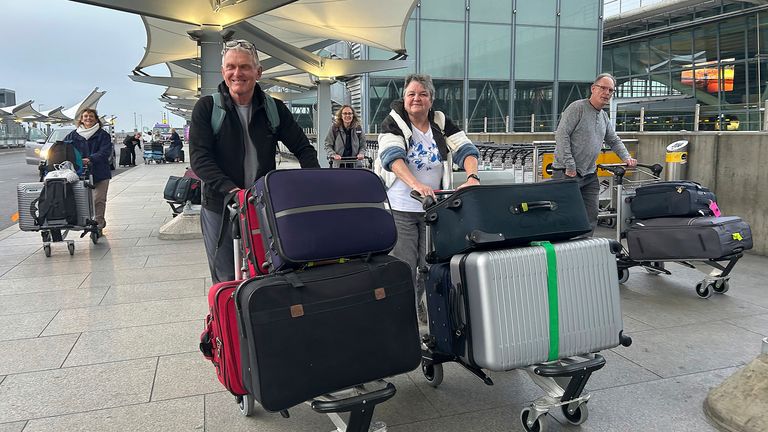 Cestující dorazí na letiště Heathrow, když lety pokračují. Pic: Ap