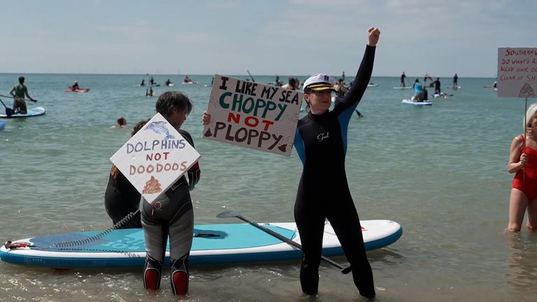 Odpadní voda surfaři protestují proti znečištění vody