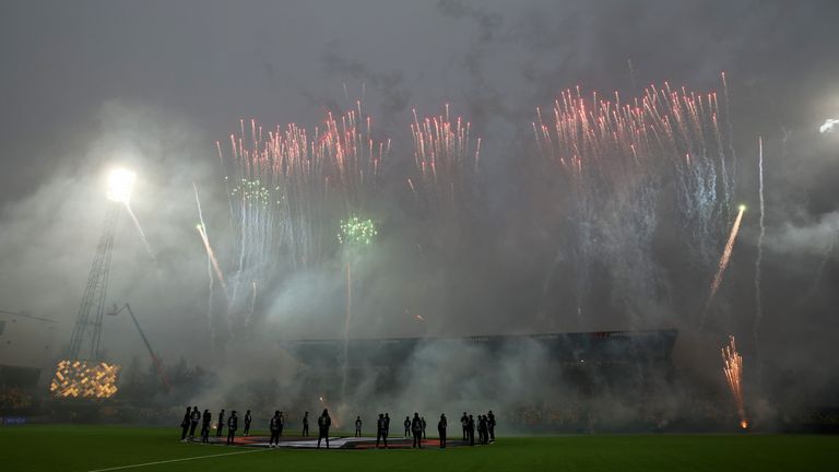 Fotbalový fotbal - Europa League - Semi Final - Druhá noha - Bodo/Glimt v Tottenham Hotspur - Aspmyra Stadion, Bodo, Norsko - 8. května 2025 Obecný pohled na ohňostroj na stadionu před zápasovými akčními obrázky prostřednictvím Reuters/Paul Childs
