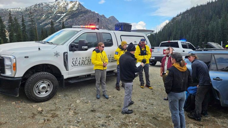 Tým pro vyhledávání a záchranu okresu Okanogan v neděli 11. května 2025 reaguje na horolezeckou nehodu v pohoří North Cascades ve Washingtonu (Okanogan County Sheriff's Office prostřednictvím AP)