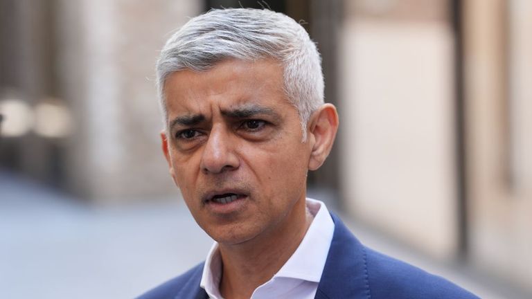 Sadiq Khan hovoří o médiích při spuštění mapy hudebních trubek Grassroots v Outernet Arcade v Londýně. Datum obrázku: Úterý 13. května 2025.