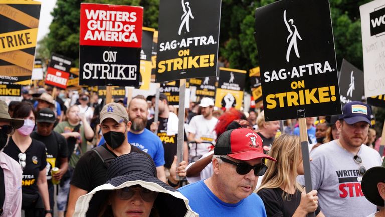 Foto: GotPap/Star Max/IPX 2023 9/13/23 Atmosféra na SAG-AFTRA a WGA Strike 13. září 2023 v Netflixu na Paramount Sag Aftra Solidarity March v Hollywoodu v Kalifornii.