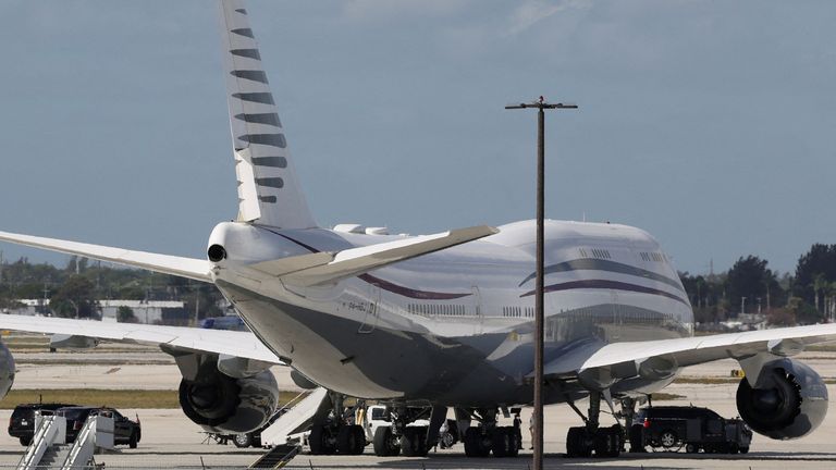 Motorcade pana Trumpa zaparkoval vedle dvanáctiletého Kataru, který měl Boeing 747-8, že americký prezident cestoval v únoru na West Palm Beach na Floridě.  Pic: Reuters/Kevin Lamarque
