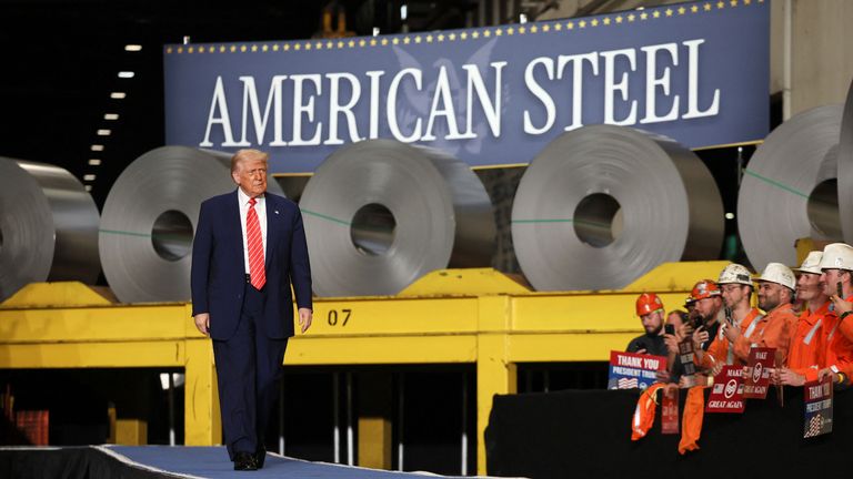 Donald Trump před "Americká ocel" Při návštěvě US Steel Corporation - Irvin pracuje ve West Mifflin, PA, 30/05/25. Pic: Reuters