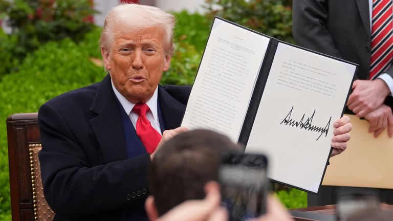 Prezident Donald Trump pořádá během akce podepsaný výkonný příkaz k oznámení nových tarifů v růžové zahradě Bílého domu ve středu 2. dubna 2025 ve Washingtonu. (AP Photo/Evan Vucci)