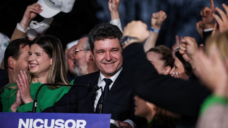 Nicusor Dan a jeho příznivci oslavili průzkumy veřejného mínění. Pic: Reuters