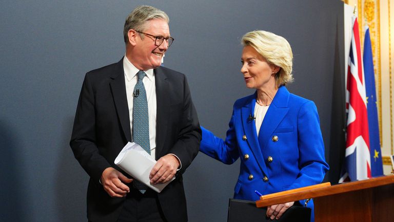 Sir Keir Starmer a prezident Evropské komise Ursula von der Leyen na tiskové konferenci. Pic: Pa