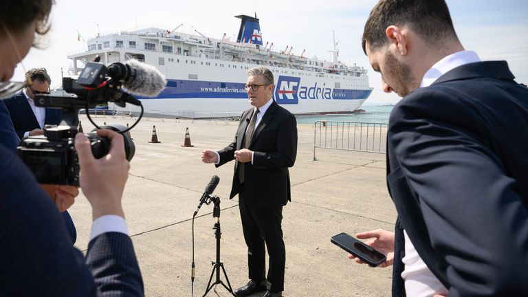 Předseda vlády Sir Keir Starmer hovoří s členy médií poté, co jim bylo proveden postupy prováděné vyhledávacími týmy, když kontrolují vozidla přicházející do trajektového přístavu z Itálie v Tiraně v Albánii. Datum obrázku: Čtvrtek 15. května 2025. Viz PA Story Politics Albánie. Foto kredit by si měl přečíst: Leon Neal/PA Wire ....