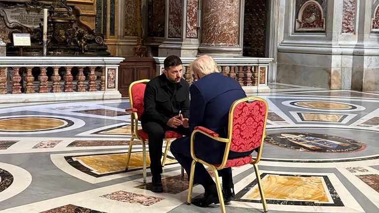 Na této fotografii poskytnuté ukrajinské prezidentské tiskové kanceláře ukrajinský prezident Volodymyr Zelskyy, vlevo a prezident Donald Trump, hovořili, když se účastní pohřbu papeže Františka ve Vatikánu v sobotu 26. dubna 2025. (Ukrajinský prezidentský tiskový úřad prostřednictvím AP))