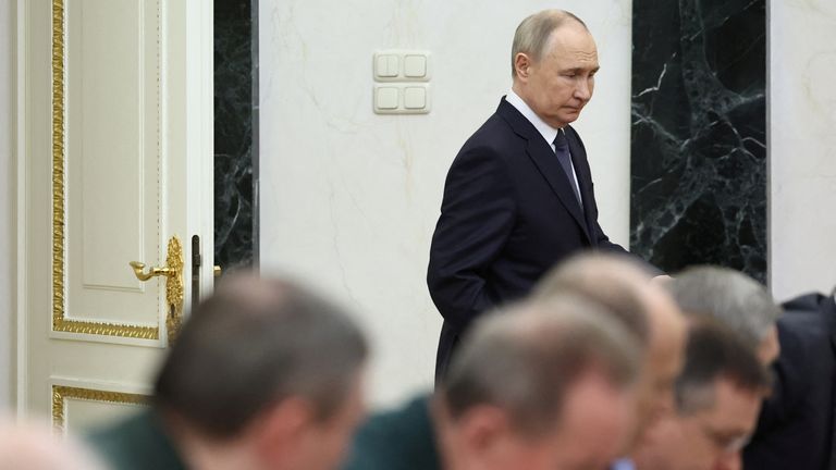 Ruský prezident Vladimir Putin předsedá schůzce s vyššími úředníky. Pic: Reuters
