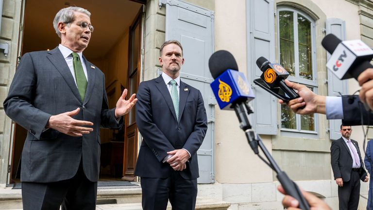 Scott Bessent a Jamieson Greer hovoří s médii po obchodních rozhovorech s Chianem v Ženevě ve Švýcarsku.  Pic: Reuters