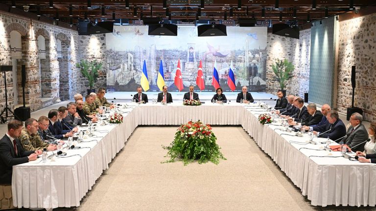 Ruské a ukrajinské delegace se účastní rozhovorů v paláci Dolmabahce v Istanbulu, Turecko, pátek 16. května 2025. (Ramil Sitdikov, Sputnik Pool Photo přes AP)