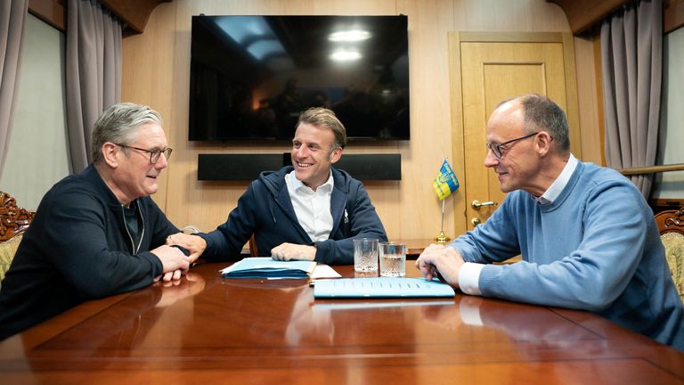 Britský premiér Keir Starmer se setkává s francouzským prezidentem Emanuelem Macronem a německým kancléřem Friedrichem Merzem na palubě vlaku do ukrajinského hlavního města Kyjev, kde všechny tři uspořádá schůzky s ukrajinským prezidentem Volodymyrem Zellensky, 9. května 2025.