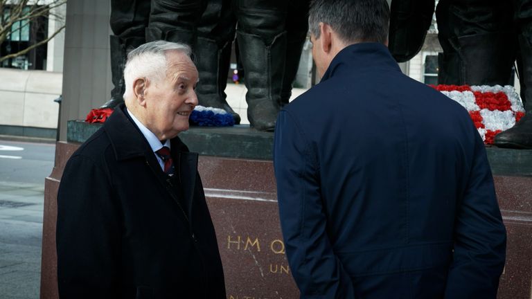 Veterán druhé světové války Colin Bell přemýšlí o okamžiku, kdy zjistil, že válka skončila. 