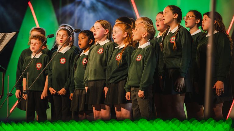 Sbor soutěží na 2024 Eisteddfod yr Urdd v Meifodu, Powys. Každoroční mládežnický festival je největším evropským turistickým festivalem mládeže. Pic: Urdd Gobaith Cymru
