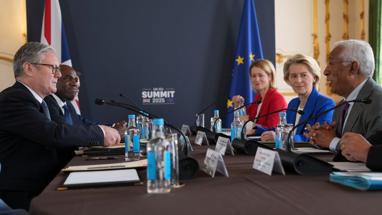 (zleva doprava) Předseda vlády Sir Keir Starmer a ministr zahraničí David Lammy hovoří s vysokým zástupcem Evropské unie o zahraničních věcech a bezpečnostní politice Kaja Kallas, předseda Evropské komise Ursula von der Leyen a předseda Evropské rady Antonio Costa na vrcholu britských EU v Lancaster House v centrálním Londýně. Datum obrázku: pondělí 19. května 2025.