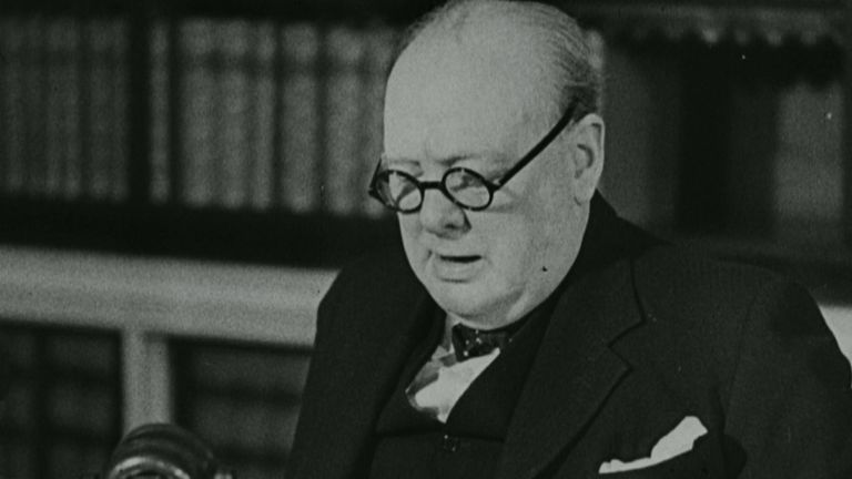 Sir Winston Churchill oznamuje „vítězství v Evropě“ v roce 1945