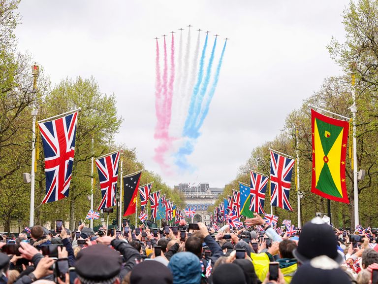 Londýn, Anglie - 6. května: Aerobatický tým Royal Air Force jinak známý jako červené šipky létají po obchoďáku a přes Buckinghamský palác během korunovace krále Charlese III a královny Camilly 6. května 2023 v Londýně v Anglii. Korunovace Charlese III a jeho manželky Camilla jako krále a královna Velké Británie Velké Británie a Severního Irska a další oblasti Commonwealth Realms se dnes odehrávají v opatství Westminster. Charles přistoupil na trůn 8. září 2022, na th