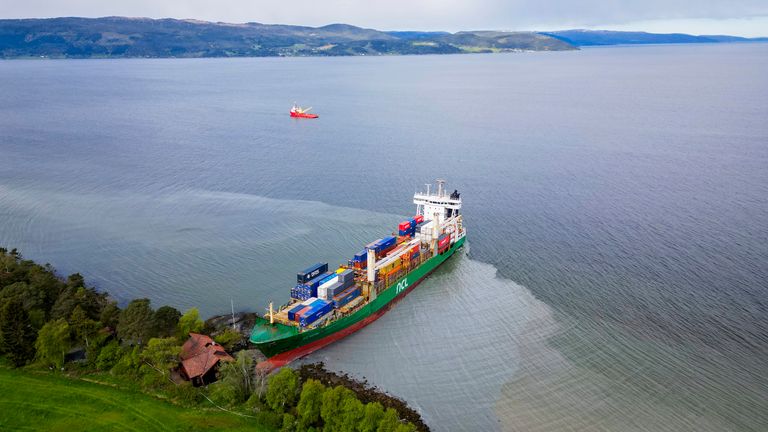 Kontejnerová loď běžela v Trondheimsfjordu, Trondheim, Norsko.  Pic: Ap