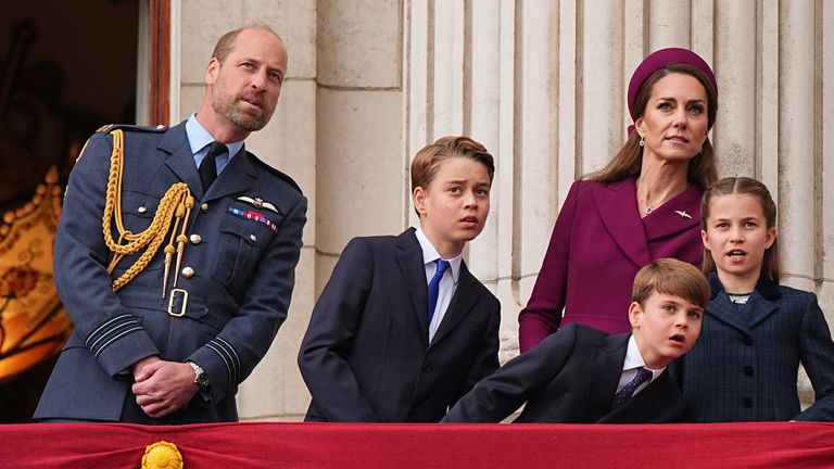 Pabest (zleva doprava) Princ z Walesu, princ George, princ Louis, princezna z Walesu a princezna Charlotte na balkoně Buckinghamského paláce v Londýně, aby prohlédl minulost, která byla na konci druhé světové války, která sloužila ve druhé světové válce. Datum obrázku: pondělí 5. května 2025.