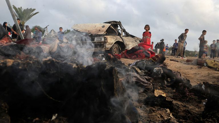 Palestinci kontrolují škodu na místě izraelské stávky na stanu v táboře, který chrání vysídlené lidi, v Khan Younis, Jižní Gaza Strip, 18. května 2025. Reuters/Hatem Khaled