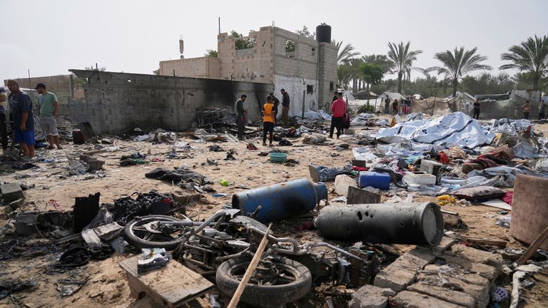 Palestinci kontrolují místo zničené izraelskými leteckými údery v Khan Younis, Gaza Strip, neděle 18. května 2025. (AP Photo/Abdel Kareem Hana)