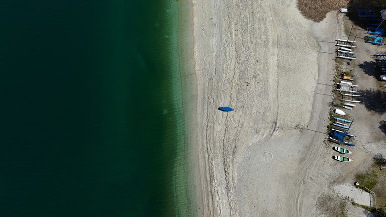Letecký pohled ukazuje štěrkové lůžko na pobřeží jezera Walchensee kvůli nízké hladině vody poblíž vesnice Walchensee, Německo, 29. dubna 2025. Reuters/Louisa Off