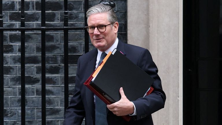 Britský premiér Keir Starmer opouští 10 Downing Street v Londýně, Británie, 21. května 2025. Reuters/Hannah McKay