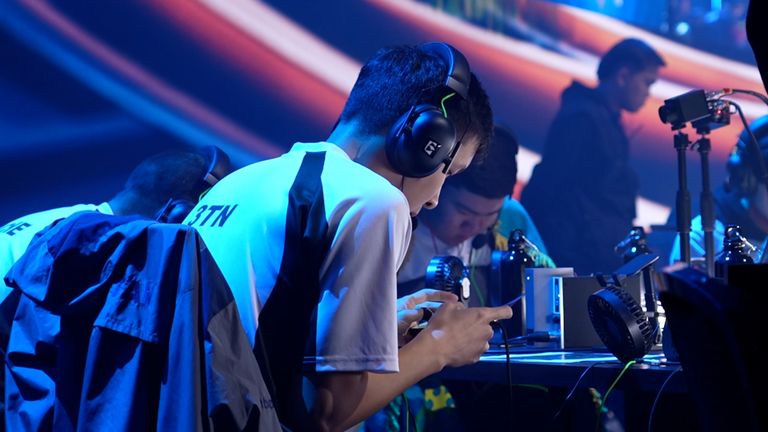 Uvnitř masivního turnaje E-Sports | Nové peníze