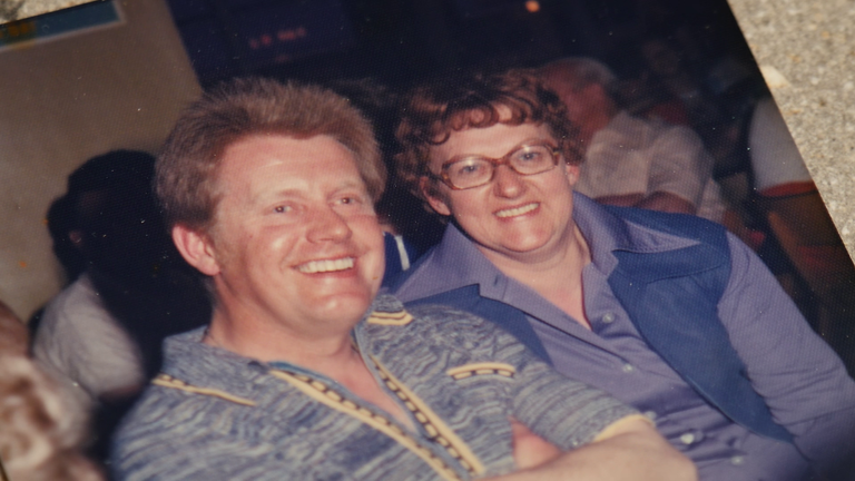 Pat Owen a manžel David Screengrabs z Adele Robinson I/Vs s případovou studií. Rodina Pat Owen z Kentu, která byla odsouzena z roku 1998 z krádeže z její pobočky pošty. Nyní je systém Capture IT podezřelý z přidání chyb na účty.   Zdroj P 175500fr Post Office Capture Cases Robinson 0600 VT V2 JJ1