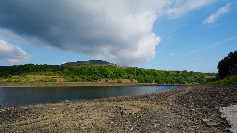 Pohled na hladinu vody na Torside Reservoir v Derbyshire .. Pic: PA