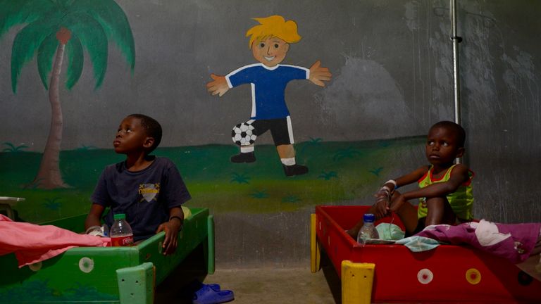 Dva chlapci v nemocnici Fontaine na Haiti.