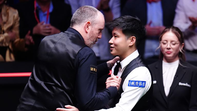Mark Williams (vlevo) blahopřeje Zhao Xintongu po závěrečném zápase následujícího dne sedmnácti mistrovství světa halo mistrovství světa v divadle Crucible v Sheffieldu. Datum obrázku: pondělí 5. května 2025. PA foto. Viz PA Story Snooker World. Fotografický kredit by měl číst: Mike Egerton/PA Wire ... Omezení: Používejte podléhající omezení. Pouze redakční použití, žádné komerční použití bez předchozího souhlasu držitele práv.