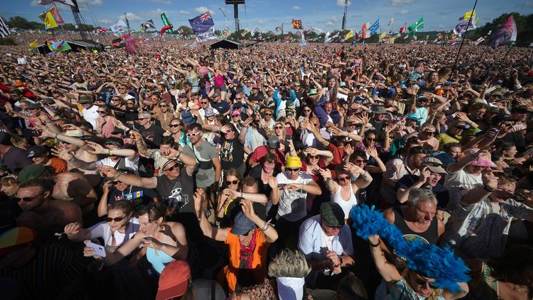 Zpěvačka Soul Dawd Watch Diana Rossová vyplňuje slot Sunday Teatime Legends na Pyramid Stage během festivalu Glastonbury na Worthy Farm v Somersetu. Datum obrázku: neděle 26. června 2022.