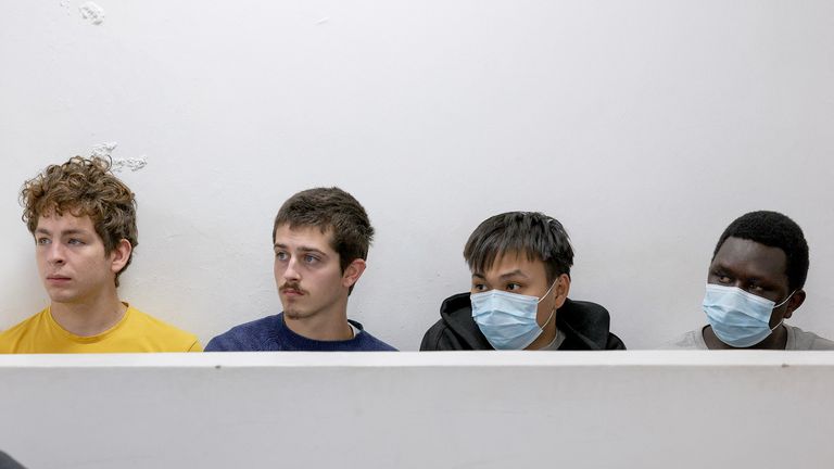 Belgii Nationals David Lornoy a Seppe Lodewijckx s vietnamským národním Duh Hung Nyugen a Kenyan Dennis Ng'ang'a sedí u soudu během svého odsouzení.  Pic: Reuters