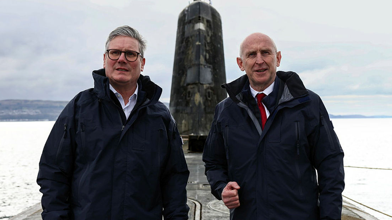 PM Sir Keir Starmer a ministr obrany John Healey na jaderné ponorce. Pic: Crown Copyright 2025