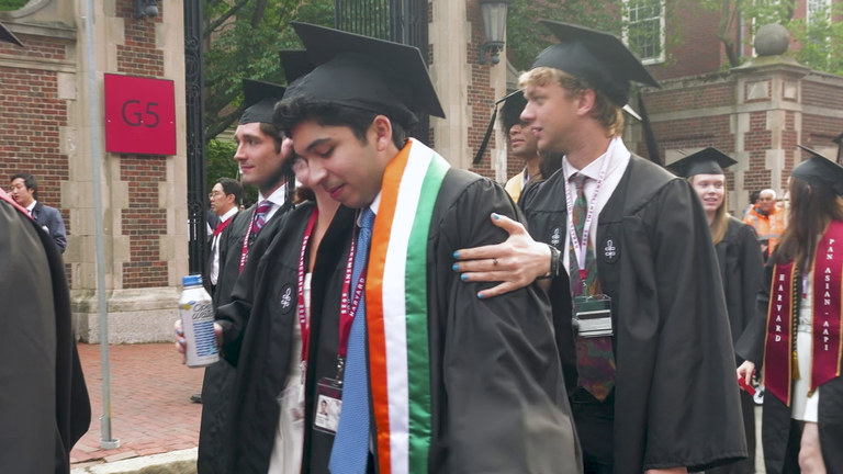 Studenti, kteří chodí na postgraduální Harvardskou univerzitu
